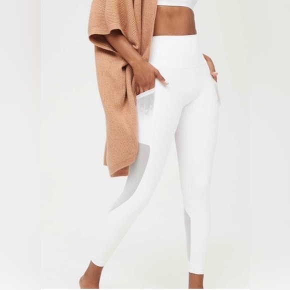 Offline by Aerie NWOT White Leggings with Mesh Pockets Size Medium - Picture 4 of 5